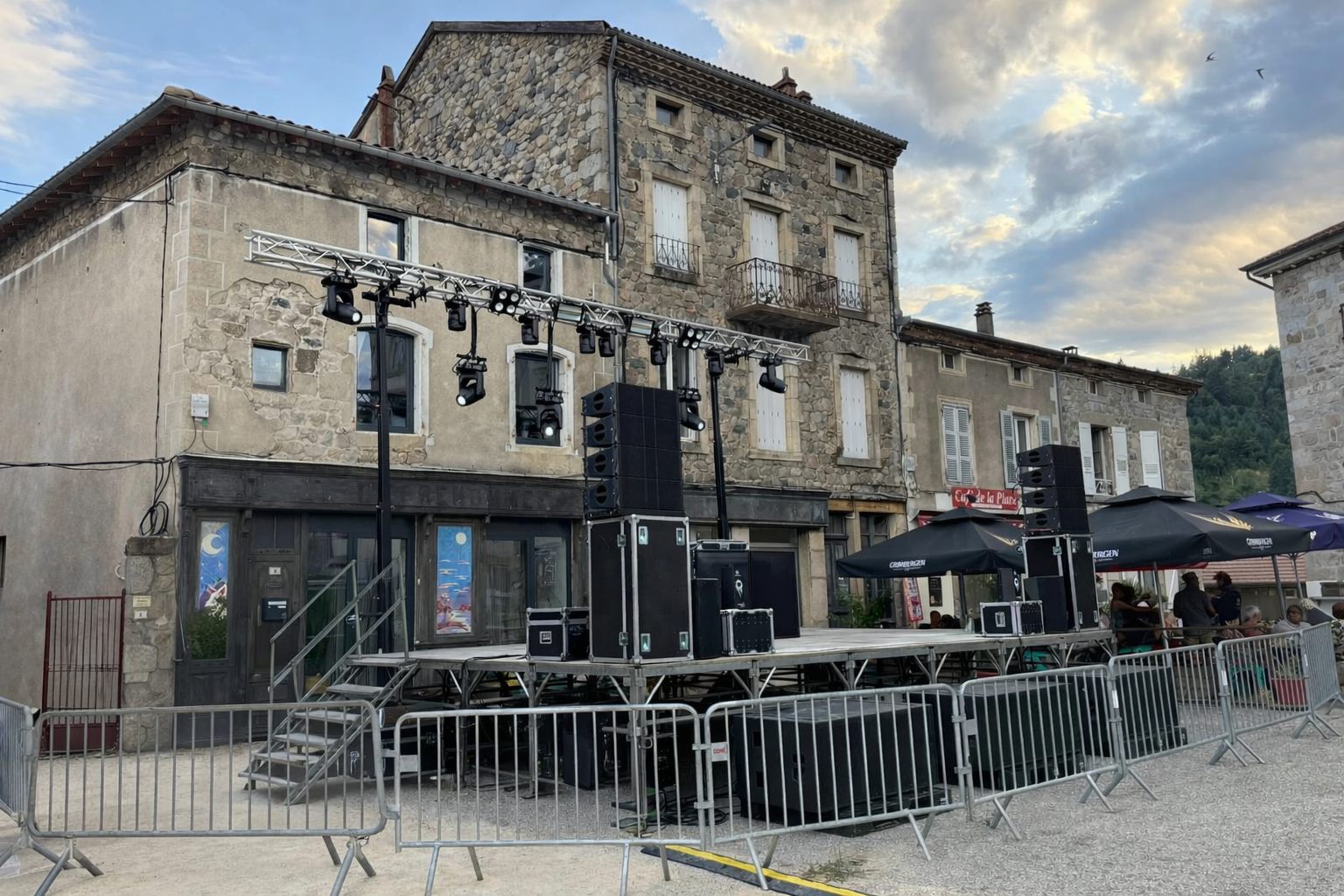 Scène, son et lumière installés sur une place de village