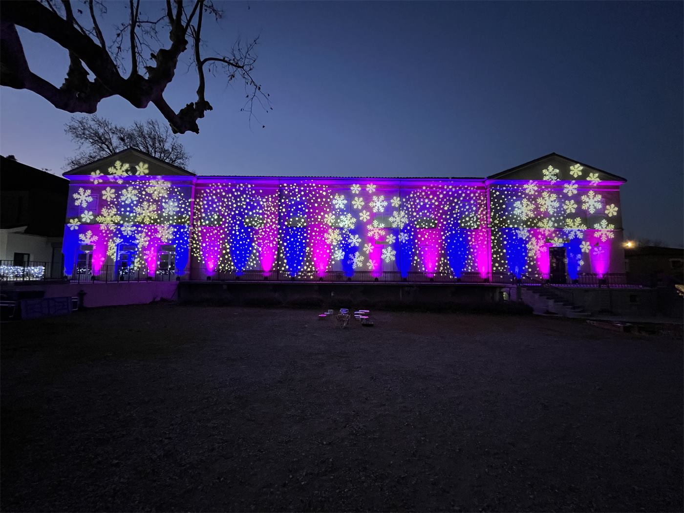 Façade illuminée de flocons et de couleurs pour le spectacle de Noël du Domaine des Clévos