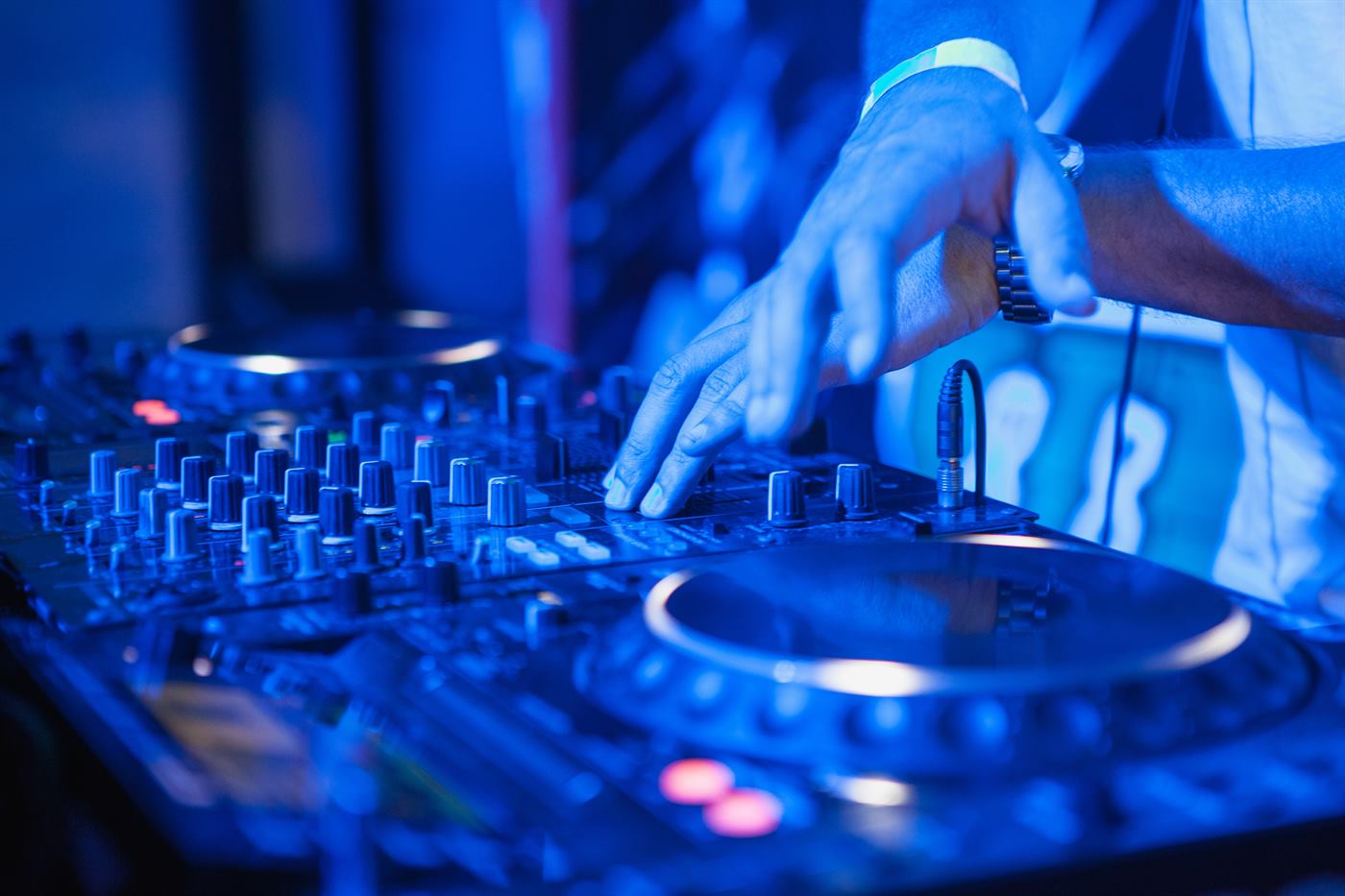DJ professionnel aux platines