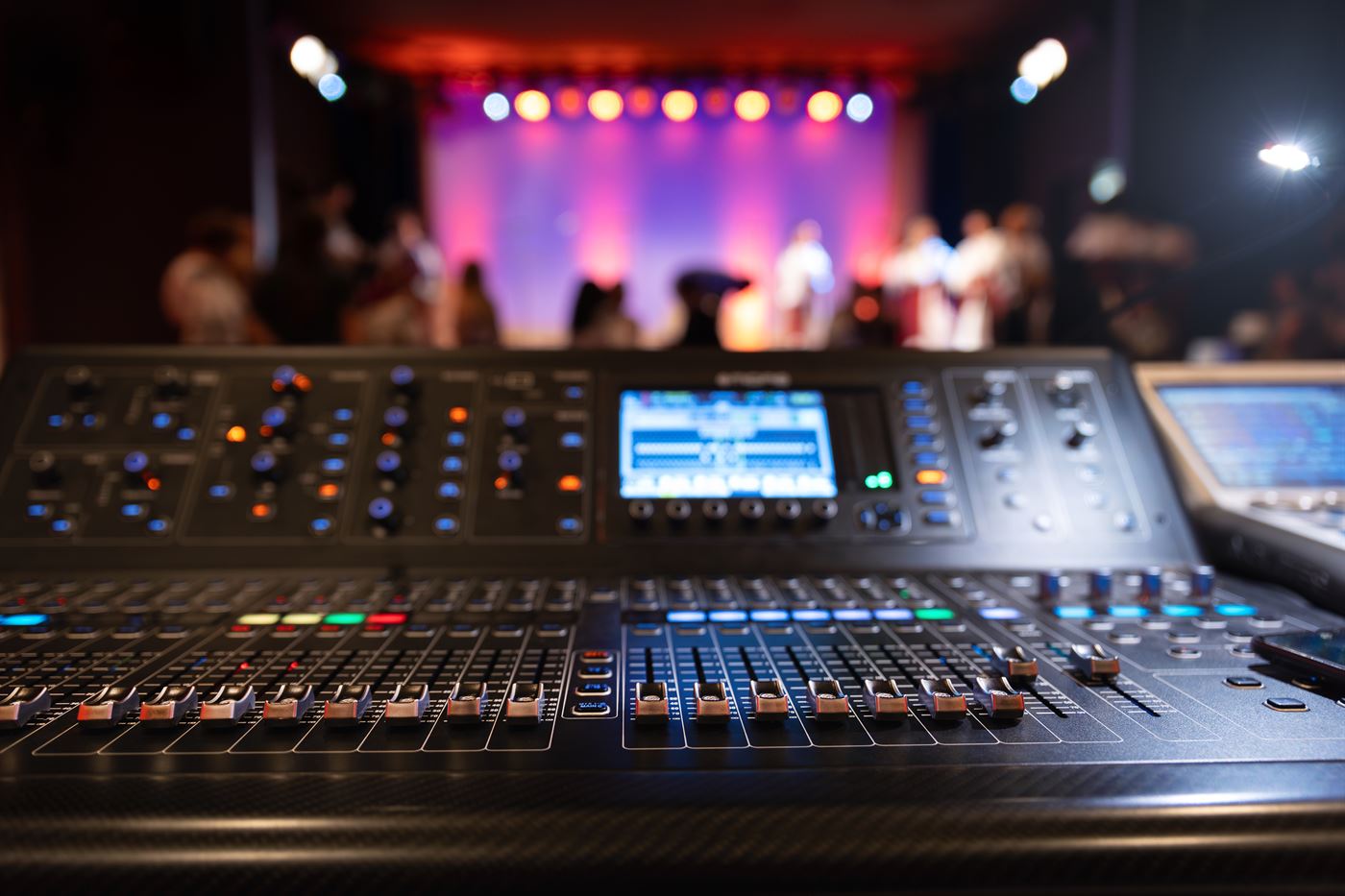 Console de mixage en régie face à la scène