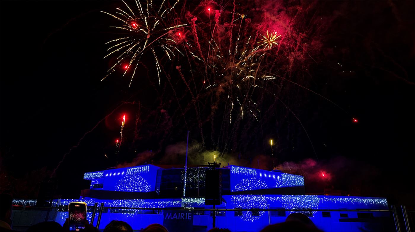 Feu d'artifice au-dessus de la mairie illuminée de Guilherand-Granges