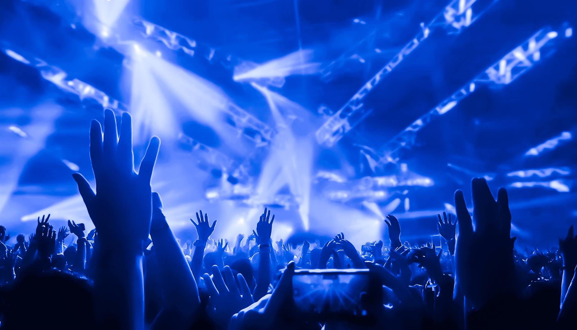 Public en concert sous un éclairage scénique bleu