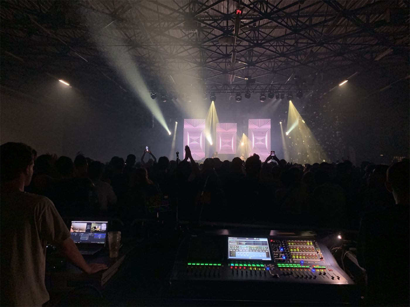 Console de mixage en régie face à la scène du Hardboat Festival