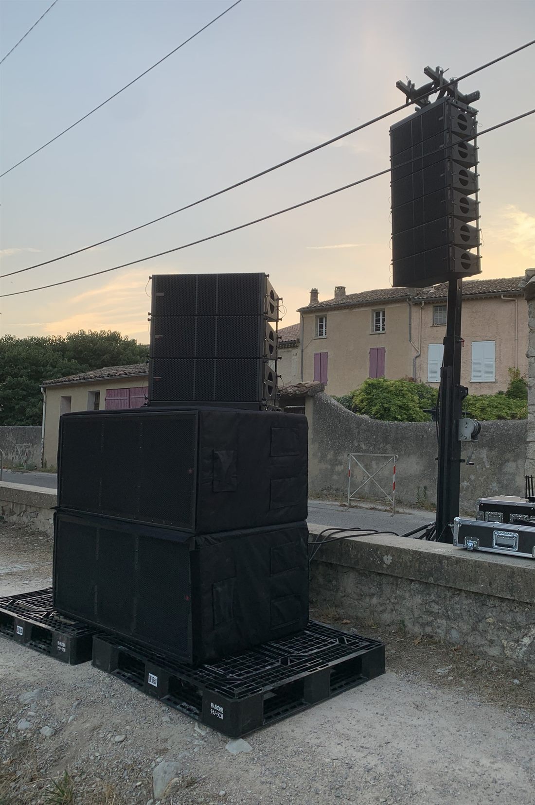 Système line array Mega Sound en concert plein air